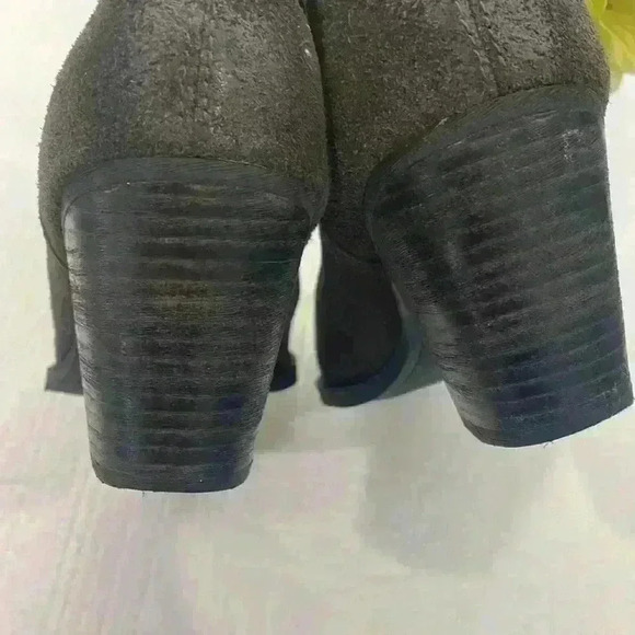 Dolce Vita Suede Ankle Boots Size 8 , Elastic on both sides, no zipper pre owned - Picture 6 of 6